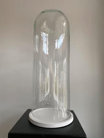 Stolp glas op bord wit beschikbaar voor biedingen