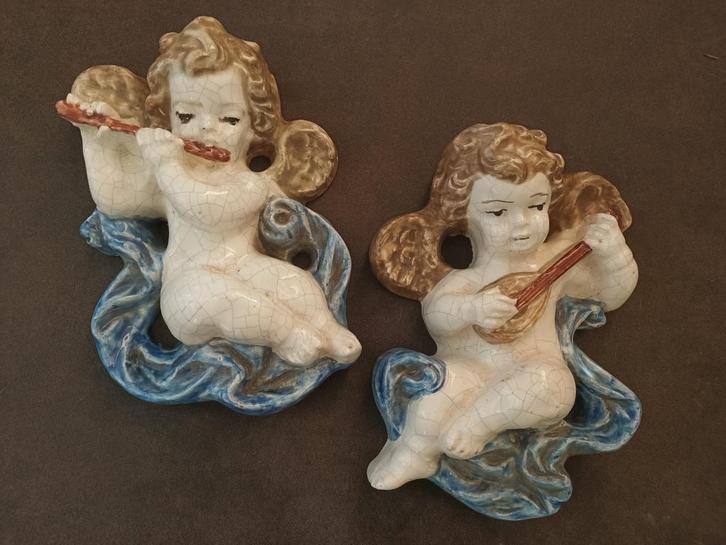 Twee oude muur engeltjes | porselein?, Verzamelen, Beelden en Beeldjes, Zo goed als nieuw, Overige typen, Ophalen of Verzenden