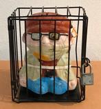 Spaarpot Dief in gevangeniscel, Verzamelen, Spaarpotten, Ophalen of Verzenden, Zo goed als nieuw, Metaal of Blik, Overige thema's