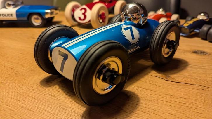 Playforever – Bonnie Joules (Blauw/Wit), Hobby en Vrije tijd, Modelauto's | Overige schalen, Gebruikt, Verzenden