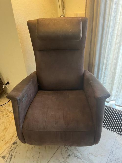 Elektrische sta op stoel (van zeer comfortabele suede), Huis en Inrichting, Fauteuils, Gebruikt, Leer, 50 tot 75 cm, Minder dan 75 cm