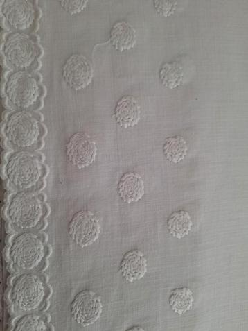 Laken, wit beschikbaar voor biedingen