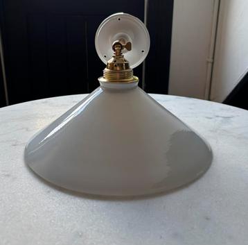 Vintage driehoek Frans wit wandlamp keukenkap melkglas beschikbaar voor biedingen