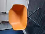 Muuto kuipstoel oranje, Huis en Inrichting, Stoelen, Ophalen, Zo goed als nieuw, Overige kleuren, Eén