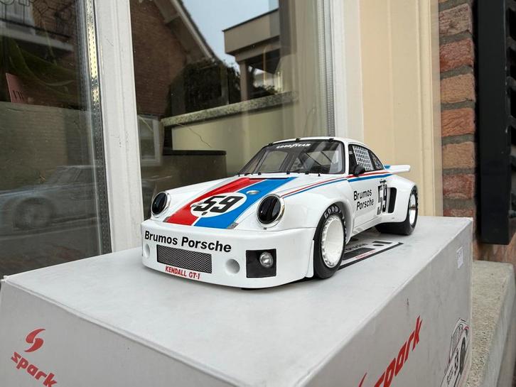 1:18 Porsche 911 3.0 RSR #59 Brumos Daytona 1975 Spark, Hobby en Vrije tijd, Modelauto's | 1:18, Zo goed als nieuw, Auto, Overige merken