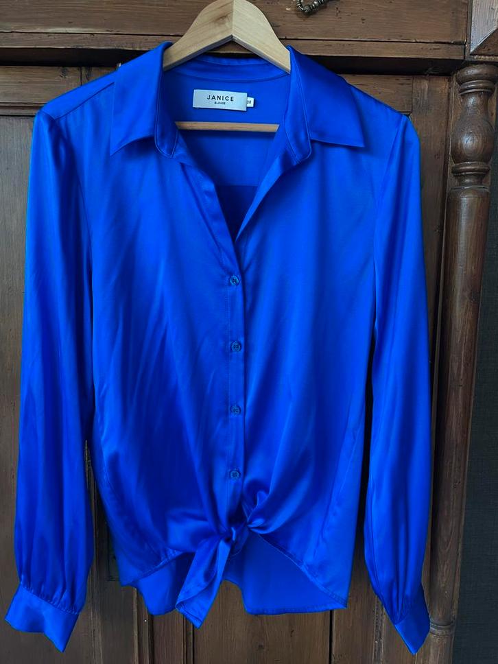 Janice zijde blouse koningsblauw maat 38, Kleding | Dames, Blouses en Tunieken, Zo goed als nieuw, Maat 38/40 (M), Blauw, Ophalen of Verzenden