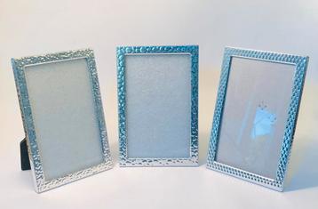 Drie fotolijstjes met zilverkleurige rand 13 x 8 cm beschikbaar voor biedingen