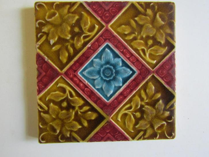 een leuke antieke tegel met een patroon in relief, Antiek en Kunst, Antiek | Wandborden en Tegels, Ophalen of Verzenden