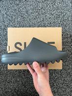 Yeezy Slide 'Dark Onyx' - Maat 43, Kleding | Heren, Schoenen, Nieuw, Ophalen of Verzenden, Yeezy slide, Sneakers of Gympen