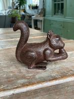 Oud beeldje eekhoorn en eikeltje. Tuinornament gietijzer, Ophalen