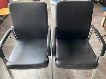 Twee stoelen in goede staat beschikbaar voor biedingen