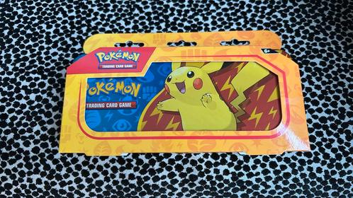 Pokemon Pennendoos met inhoud, Hobby en Vrije tijd, Verzamelkaartspellen | Pokémon, Zo goed als nieuw, Verzenden