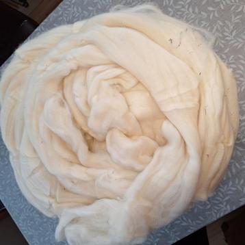 Mooie lontwol naturel voor haken en breien. Bijna 4 kilo. Vo beschikbaar voor biedingen