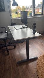 Bureau van ikea met ergotron zit sta verhoger gasveer., Huis en Inrichting, Bureaus, Ophalen, In hoogte verstelbaar, Zo goed als nieuw