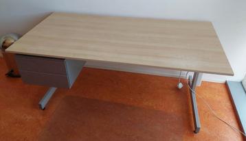 Bureau Ikea Jerker beschikbaar voor biedingen