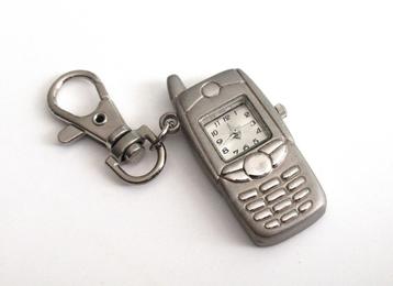 Vintage sleutelhanger model mobiele telefoon met klokje.  beschikbaar voor biedingen