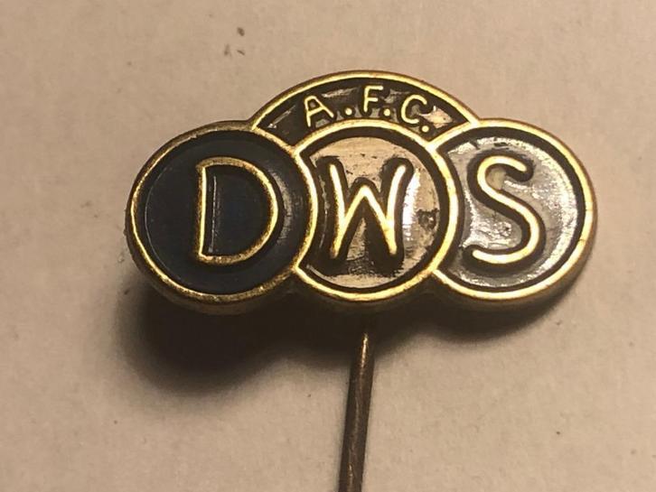 Metalen A.F.C. DWS VOETBALCLUB Speld (Blauw/Zwart/Metaalkl)., Verzamelen, Speldjes, Pins en Buttons, Zo goed als nieuw, Speldje of Pin