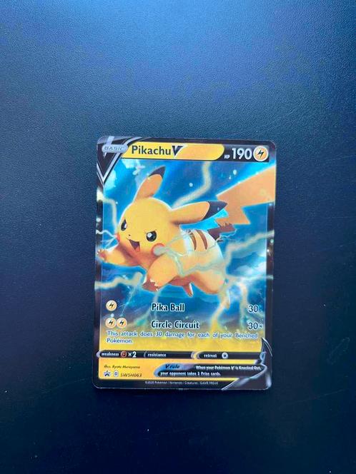 Pikachu V SWSH063, Hobby en Vrije tijd, Verzamelkaartspellen | Pokémon, Zo goed als nieuw, Losse kaart, Foil, Verzenden