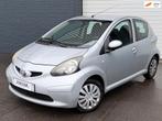 Toyota Aygo 1.0-12V + AIRCO/ELEKTRISCHERAMEN/5DEURS/APK, Auto's, Voorwielaandrijving, Stof, Gebruikt, Zwart