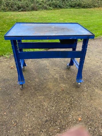 mobiele hoge metalen werkbank/ tafel met opstaande rand beschikbaar voor biedingen