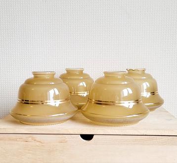 Prachtige set v 4 vintage okergele opaline glazen kapjes!  beschikbaar voor biedingen