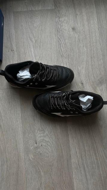Softbal schoenen spikes beschikbaar voor biedingen