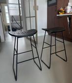 2 dark wooden barstools 60Hx40W, Huis en Inrichting, Barkrukken, Met voetsteun, 60 tot 90 cm, Ophalen of Verzenden, Zo goed als nieuw