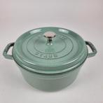 Staub Cocotte 24 CM in Salie, Huis en Inrichting, Keuken | Potten en Pannen, Ophalen, Gietijzer, Nieuw, Keramische plaat