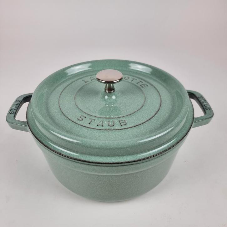 Staub Cocotte 24 CM in Salie, Huis en Inrichting, Keuken | Potten en Pannen, Nieuw, Koekenpan of Braadpan, Gietijzer, Inductieplaat