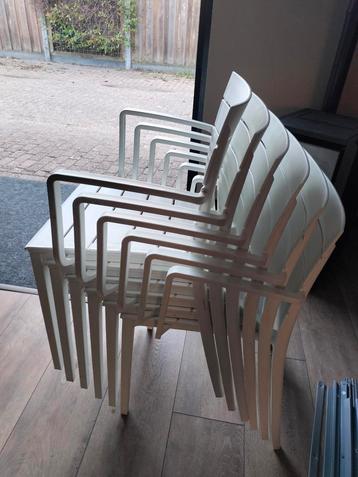 Zgan witte stapelstoelen beschikbaar voor biedingen