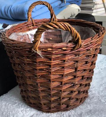 Ruime, rieten mand ca 24/33x26 cm, helemaal gaaf beschikbaar voor biedingen