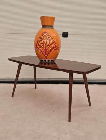 Vintage salontafel op smalle houten poten, 91cm beschikbaar voor biedingen