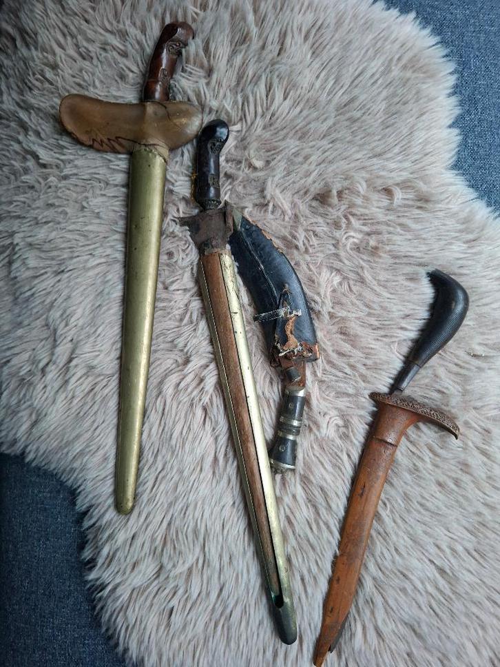 4 hele oude krissen, Antiek en Kunst, Antiek | Overige Antiek, Ophalen of Verzenden