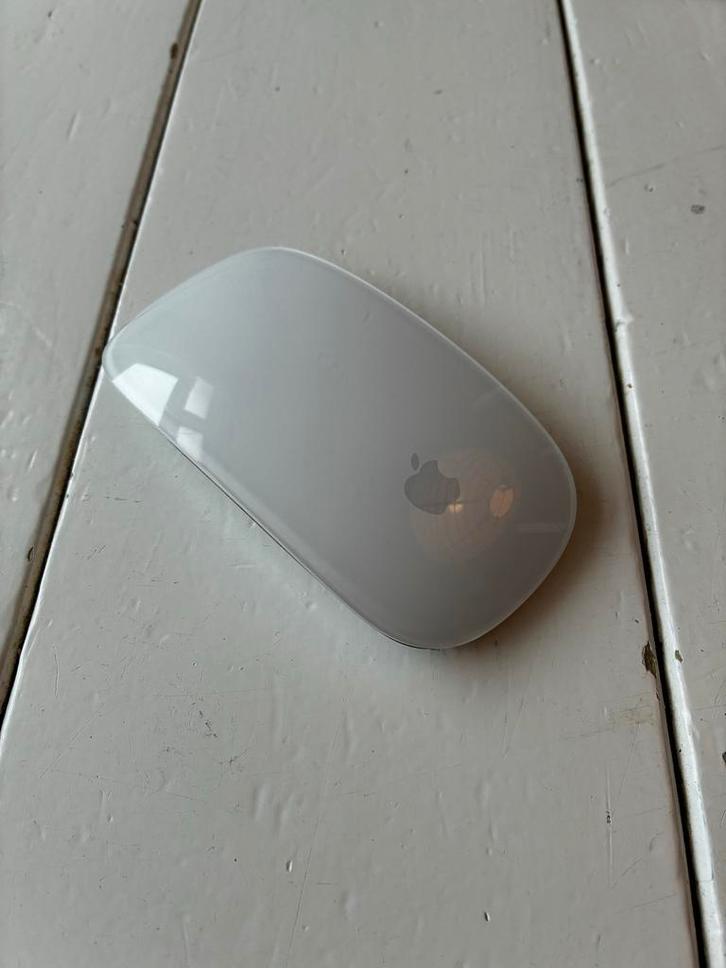 Apple Magic Mouse A1296 - werkt op AA Batterijen, Computers en Software, Muizen, Zo goed als nieuw, Muis, Linkshandig, Rechtshandig