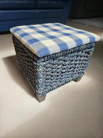 Blauw rieten rotan Poefje, opbergmand, krukje 32 x 32 cm beschikbaar voor biedingen