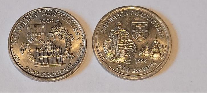 2 x 200 Portugese Escudo munten. Afbeelding met 1557 en 1512, Postzegels en Munten, Munten | Europa | Niet-Euromunten, Losse munt