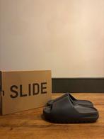 Yeezy Slide Granit - Maat 42, Kleding | Heren, Schoenen, Slippers, Zwart, Nieuw, Ophalen of Verzenden