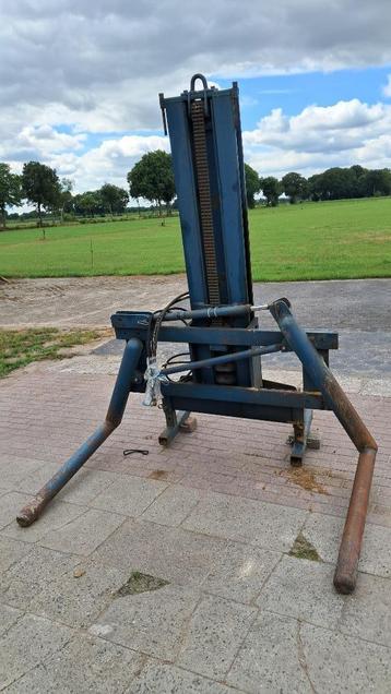 Balenklem met heftmast beschikbaar voor biedingen