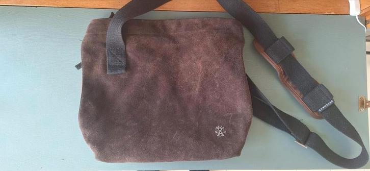 Crumpler Suede Tas - Stijlvol en Praktisch!, Sieraden, Tassen en Uiterlijk, Tassen | Schoudertassen, Gebruikt, Bruin, Ophalen of Verzenden