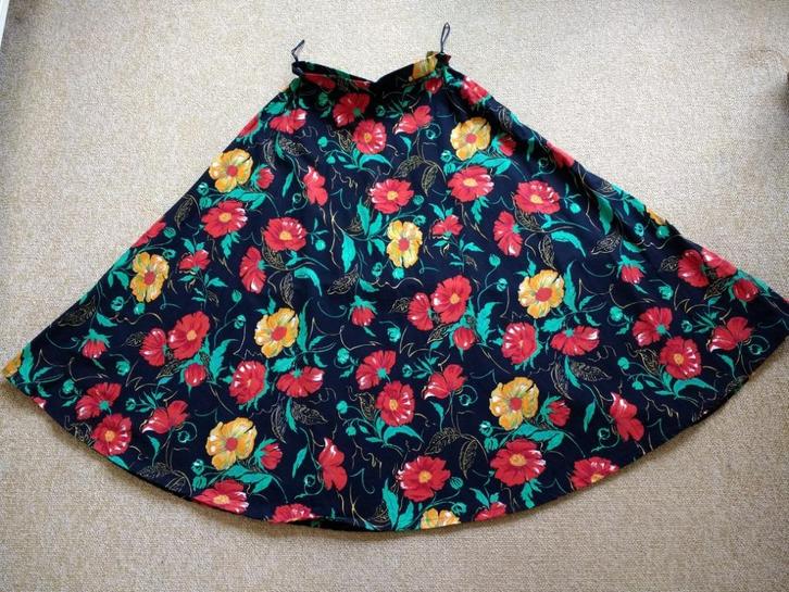 Wijde rok maat 36 zwart met rode en gele bloem 100 % katoen, Kleding | Dames, Rokken, Zo goed als nieuw, Maat 36 (S), Zwart, Knielengte
