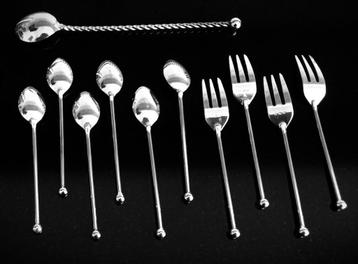 Verzilverde taartvorkjes, theelepeltjes en 1 cocktaillepel beschikbaar voor biedingen
