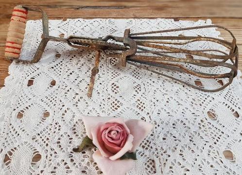 Franse brocante doorleefde slagroomklopper met mooi patina, Antiek en Kunst, Curiosa en Brocante, Ophalen of Verzenden