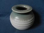 Groen en creme geglazuurde bolvormige vaas Mobach h. 14 cm., Antiek en Kunst, Ophalen of Verzenden