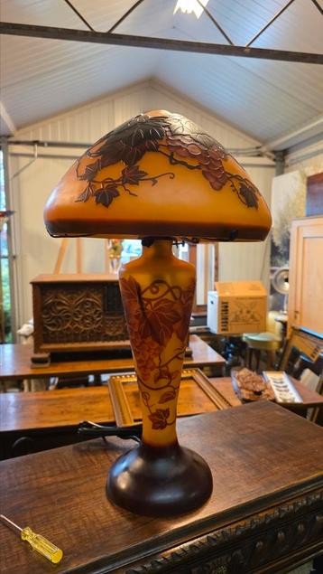 Zeer grote gesigneerde lamp beschikbaar voor biedingen
