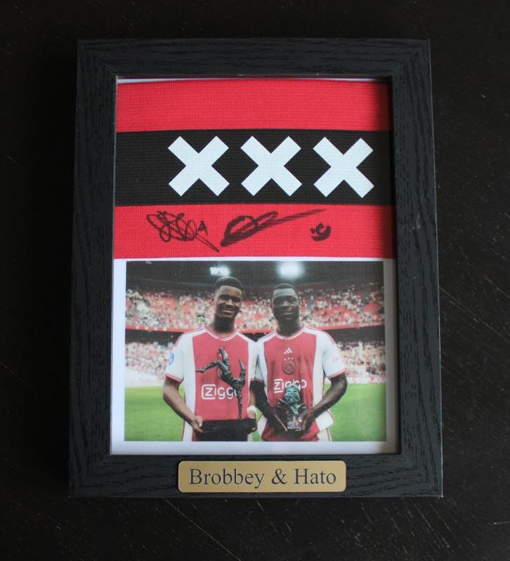 Ingelijste Ajax aanvoerdersband gesigneerd Hato & Brobbey, Verzamelen, Sportartikelen en Voetbal, Nieuw, Overige typen, Ajax, Ophalen of Verzenden