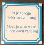 Tegel met spreuk over collega, Antiek en Kunst, Ophalen of Verzenden