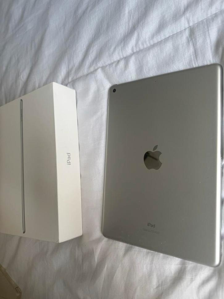 Apple iPad - Zilver - Goede Staat!, Computers en Software, Apple iPads, Zo goed als nieuw, Apple iPad, Wi-Fi, 9 inch, 32 GB, Zilver