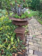 2 gietijzeren bloempotten met sokkels, Ophalen of Verzenden, Gebruikt