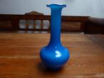 Mooi vormgegeven opaline vaasje in blauw., Ophalen of Verzenden