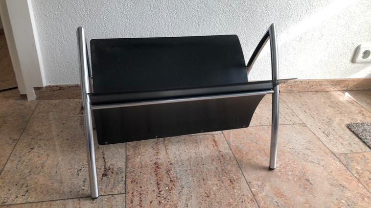 Retro Krantenbak / Lectuurbak Zwart Metaal Chroom, Huis en Inrichting, Woonaccessoires | Krantenbakken en Lectuurbakken, Gebruikt